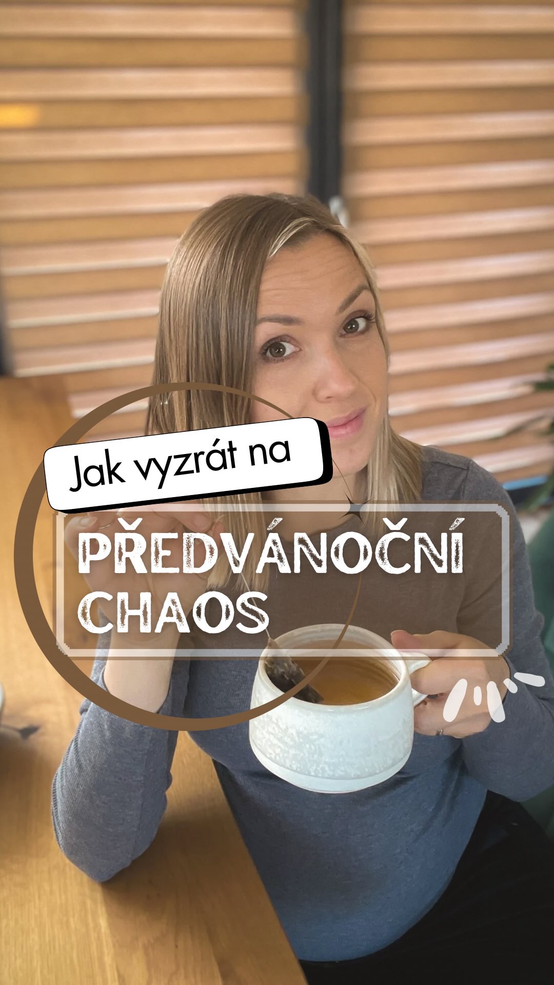 Vidím to každý rok a vnímám “tu  předvánoční atmosféru“, která lidi nutí bláznit, i teď. Jak to končí? Svátky tráví vyčerpaní a zhádaní. ⁠😣
Můj cíl v předvánočním čas je: nenechat se strhnout bláznovstvím! ⁠🙏
Není to přeci jen období povinností, stresu a unáhlených nákupů v Black Friday akcích. 😃
👉Tohle je mých 5 tipů, jak nepodlehnout tlaku předvánočního času.⁠
1) Spánek – dopřeju si 7 – 8 hodin spánku pro opravdovou regeneraci organismu vč. psychiky. Vím, že tohle je pro můj klid důležité.⁠🛏️
2) Kvalitní jídlo mám vždy po ruce – počínaje snídaní, konče večeří. 🍲To je základ pro rovnoměrně distribuovanou energii a bez výkyvů energie a nálad. A když mě hlad překvapí nečekaně, nesahám po nezdravých svačinkách, ale mám kvalitní jídlo po ruce vždycky. Moje nejoblíbenější záchrana je proteinka od Powerology. Nezdravé jídlo a přemíra kofeinu nejen, že zhoršuje střevní mikrobiom, ale má co dělat i se zvyšujícím se kortizolem. ⁠🤯
3) Procházky – vzduch okysličuje mozek, rozchodíte tam špatnou náladu i napětí, získáte odstup, nadhled i lepší nápady. Včetně procházek samozřejmě zařadím i cviko, abych se cítila lépe.🚶‍♀️🤸‍♀️
4) Neodkládám věci na „potom“ - myslet dopředu a snažím se jednat s předstihem. Však znáte to přísloví: C můžeš udělat dnes, neodkládej na zítřek. Zároveň si toho nenaberu víc, než bych mohla unést. Úklid i nákupy dárků nenechávám na poslední chvíli a řadu věcí, které bych v prosinci dělala ve stresu, si v klidu odškrtnu v listopadu. 🗓️ Díky tomu můžu dodržet i pátý tip:⁠
5) Těším se – neberu tohle období jako předvánoční shon, ale těším se. 🤩Filtruju špatné naladění ostatních a těším se. Plnění různých úkolů či povinností vnímám jako pokoření dalšího levelu vedoucího k cíli – nejkrásnějším svátkům v roce. A těším se ☺️❤️
 Můj TIP NAVÍC souvisí se zdravým dobíjením energie i pořizováním dárečků, které potěší, vede na @powerlogy_cz , kde běží akce – „25 %“ celý listopad. Nabízí možnost dopřát si ještě výhodněji zdravou energii pro sebe a pečlivě vybrat dárečky pro naše blízké. ⁠💝
#zdravi #vanocnicas #predvanocnicas #vanoce #mujzivot #receptnaradost #pohoda #radost #mujtip #barterovaspoluprace #jidlo #zdravejidlo #zdravyzivotnistyl