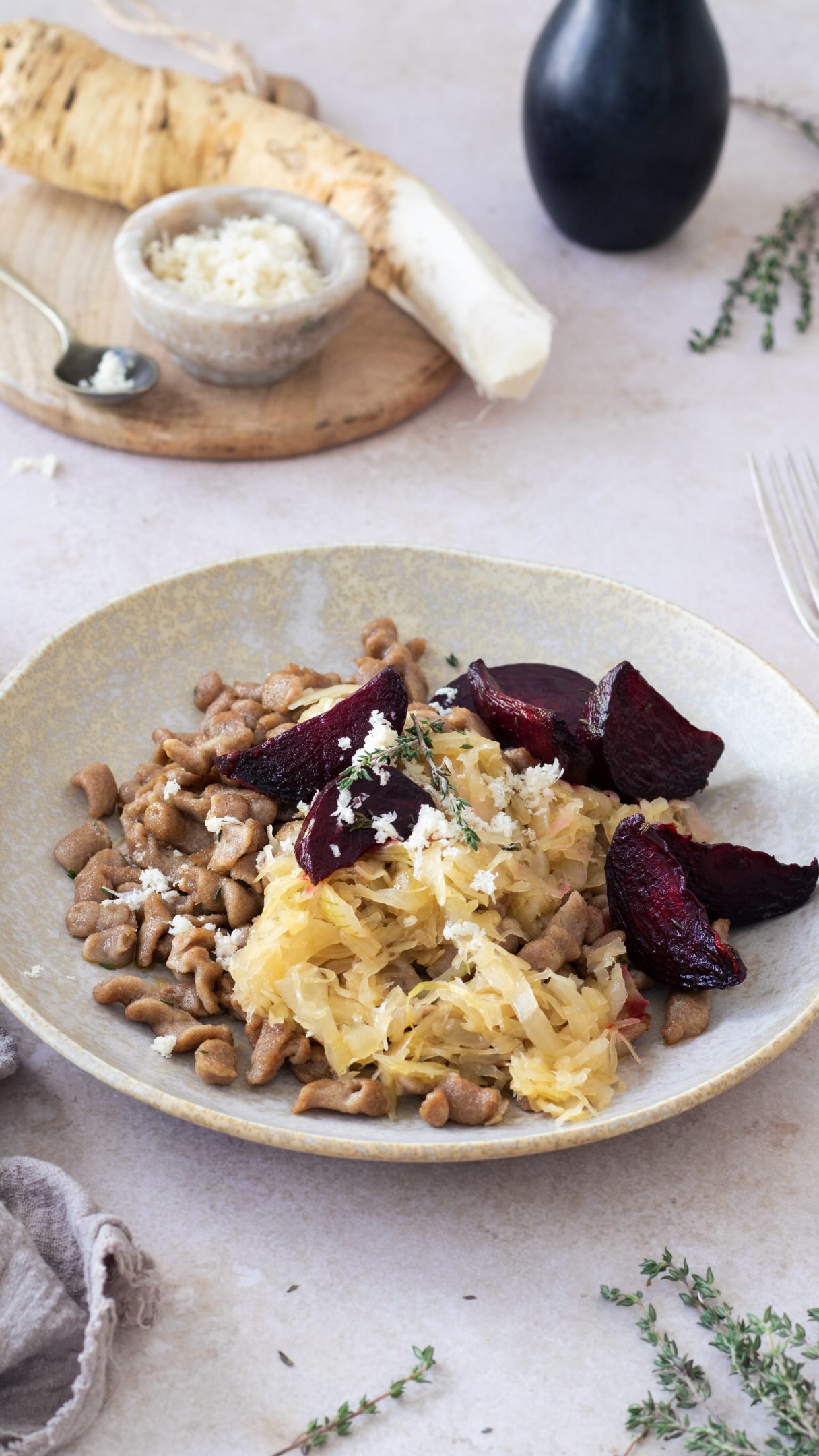Recept inspirovaný podzimem 🧡🍂jak barevně, tak chutěmi, v nichž se zemitost vyvažuje s pikantností a sladkost s kyselostí 👌 Já tyhle žitné noky s řepou, zelím a křenem miluju 💜
Obecně je kombinace řepy a křenu úžasná 🙏🏼a s tím zelím..🌟👌
Ingredience na 2 porce
Žitné noky:
· 180 g celozrnné žitné hladké mouky
· sůl
· 1 vejce
· 100 ml vody
Dále potřebujete:
· 3 menší bulvy červené řepy
· olivový olej
· čerstvý tymián
· sůl
· 150 g kysaného zelí
· podle chute třtinový cukr (lze vynechat)
· stroužek česneku
·  křen
Postup:
1.Žitnou mouku promíchejte s větší špetkou soli. V hrnci dejte vařit vodu a také ji osolte. Do mouky přidejte vejce, vodu a dobře promíchejte. Vznikne vám hustší těsto.
2. Těsto pomocí cedníku na halušky protlačte do vroucí osolené vody. Vařte 3 – 4 minuty. Poté sceďte, přendejte na talíř, pokapejte trochou oleje a promíchjte.
3. Řepu oloupejte a nakrájejte na měsíčky. Pokapejte asi 2 lžícemi olivového oleje, osolte a přidejte lístky čerstvého tymiánu a promíchejte. Řepu rozprostřete na plech vyložený pečicím papírem a pečte při 200 °C přibližně 20–25 minut, aby řepa změkla.
4. V hrnci rozehřejte lžíci oleje. Cibuli nakrájejte najemno a nechte zesklovatět. Přidejte vymačkané kysané zelí, zalijte 150 ml vody, osolte a pod poklicí duste 15–20 minut. Pokud chcete, můžete osladit trochou cukru.
5. V pánvi rozehřejte trochu oleje a do pánve vložte pár snítek tymiánu. Stroužek česneku troche rozmáčkněte, ale ne úplně, aby se nerozpadl. Přidejte do pánve a nechte rozvonět. Do pánve vsypte žitné noky a krátce opékejte.
6.Nočky naservírujte na talíř spolu se zelím, řepou a nezapomeňte posypat nastrouhaným křenem!
#recept #zdravejidlo #jidlo #bezmasa #zdrave