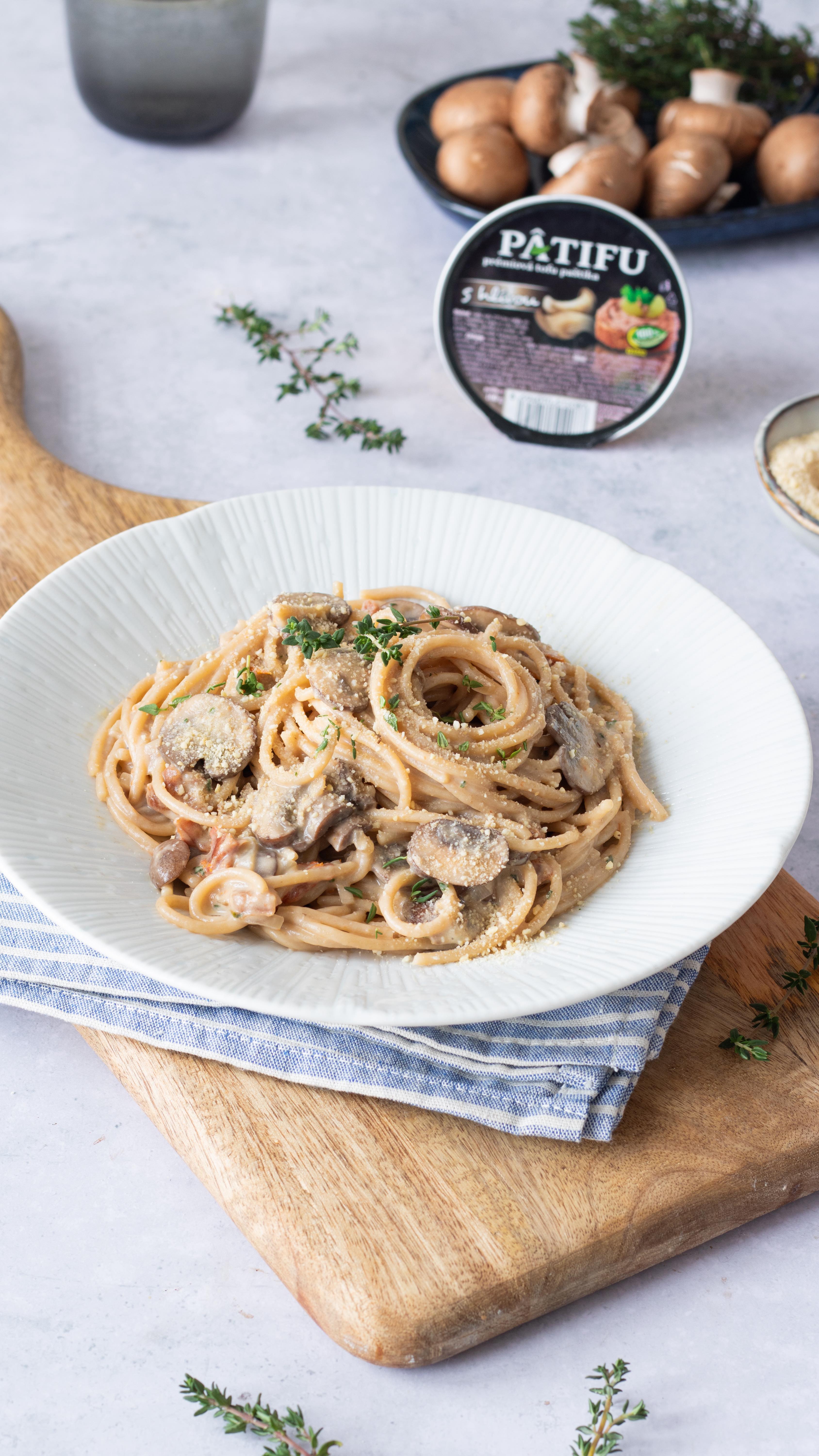 S VETO ECO, českou firmou s více než 30 letou tradicí, se už nějaký ten pátek vzájemně inspirujeme. “Markeťačka” Bára mi dala tenhle super tip na krémové těstoviny s mým oblíbeným s Pâtifu s hlívou. Doteď jsem si ho mazala hlavně na chleba, a přitom se z něj dá vytvořit úžasně krémová omáčka na těstoviny, která umocní chuť restovaných žampionů. Houbovější a delikátnější těstoviny už si neumím představit 🙂
⁠
Ingredience na 1 porci:⁠
100 g těstovin (použila jsem celozrnné špagety)⁠
1 malá šalotka⁠
1 lžíce olivového oleje⁠
80 g žampionů⁠
1 lžíce nadrobno nakrájených rajčat v oleji⁠
1 stroužek česneku⁠
1 menší lžička najemno nakrájeného tymiánu⁠
1/2 kelímku Pâtifu S hlívou⁠
Sůl⁠
Parmezán (může být i veganský - přidávám pod recept)⁠
⁠
⁠
Postup:⁠
Těstoviny dejte vařit do osolené vroucí vody. ⁠
Na pánvi na troše oleje nechte zesklovatět nadrobno nakrájenou šalotku. Poté přidejte žampiony nakrájené na plátky a opékejte pár minut dozlatova.⁠
Přidejte nakrájená rajčata, najemno nasekaný česnek a tymián a chvíli míchejte, aby se rozvoněli.⁠
Do pánve přidejte Pâtifu a trochu vody z těstovin (trochu vody si pro jistotu dejte ještě do hrnku). Rozmíchejte a do omáčky přidejte scezené těstoviny. Je-li to potřeba, nařeďte trochou vody z těstovin a podle chuti dosolte. ⁠
Naservírujte na talíř a posypejte parmezánem.⁠
⁠
Veganský parmezán:⁠
50 g kešu oříšků⁠
1 plná lžíce lahůdkového droždí⁠
½ lžičky granulovaného česneku⁠
Větší špetka soli⁠
⁠
Do mixéru vsypte kešu ořechy. Přidejte lahůdkové droždí, sušený česnek a sůl a vše rozmixujte nadrobno. Uložte do uzavíratelné skleničky. ⁠
⁠
#zdravejidlo #bezmasa #rychlerecepty #houby #recepty