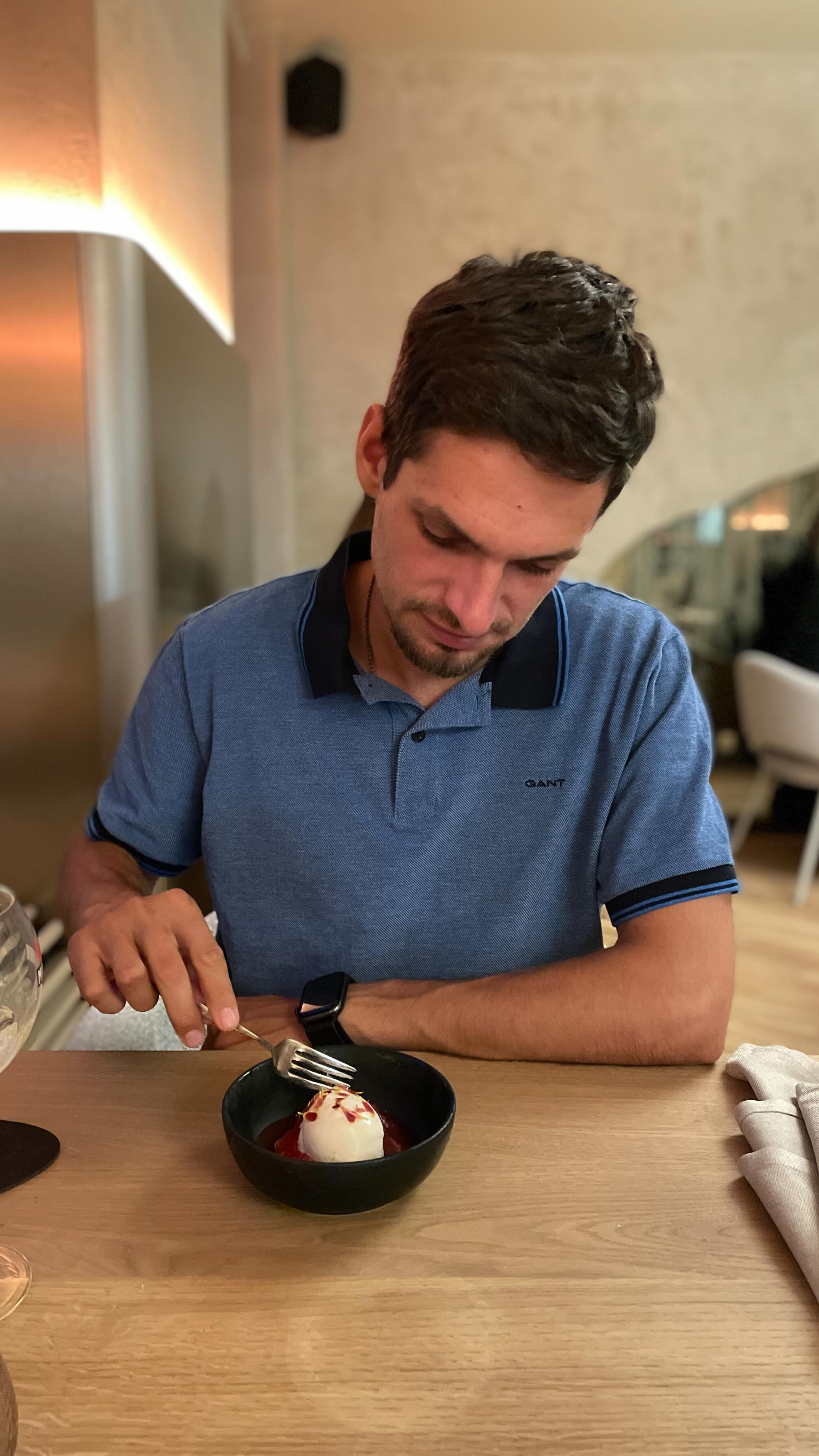 Něěěkdooo má narozeniny...! 🎉❤️☺️ (Já ne 🙂) Ideální čas na to zajít si do hodobóžový restaurace. Už dlouho jsme si s Honzou takhle nezalabužili. 🤤 A vlastně ještě dýl jsme spolu nebyli na rande 😳. Proto dnešní návštěva restaurace @vzatisi_restaurant byla opravdu mimořádná. Báječný jídlo, skvělá obsluha 👌👍 Naprosto užitej večer a navíc v rámci @restaurantweek_cz 
#skvelejidlo #restaurace #praha #kamnajidlo #jidlo #jidlojelaska #vecere #zazitek #narozeniny