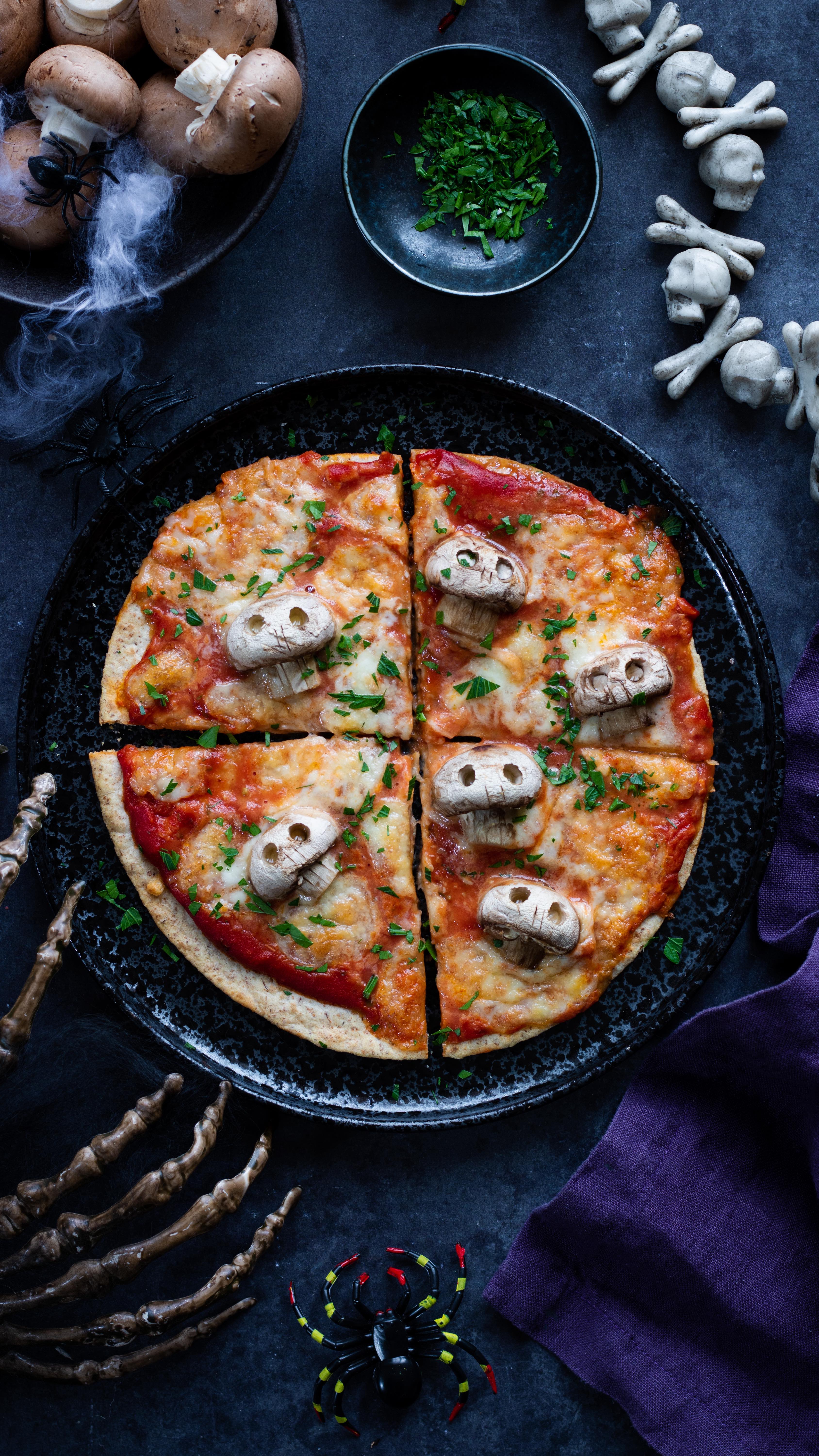 Na halloweenskou "rychlopizzu" z tortilly potřebujete jen pár ingrediencí a pár minut na přípravu. Se strašidelnými žampiony naděláte spoustu parády ☠️🤩a skvěle si pochutnáte.
Tortillu potřete passatou ochucenou česnekem, oreganem a solí. Posypejte mozzarellou, ozdobte žampiony a pečte 15 minut při 200 st.
Recept vznikl ve spolupráci s Košíkem.
#halloween #halloweenpizza #rychlapizza #tortilla #halloweenskerecepty #rychlerecepty #zdravejidlo #zdravevareni #zdraverecepty #jidlo #jidlojelaska