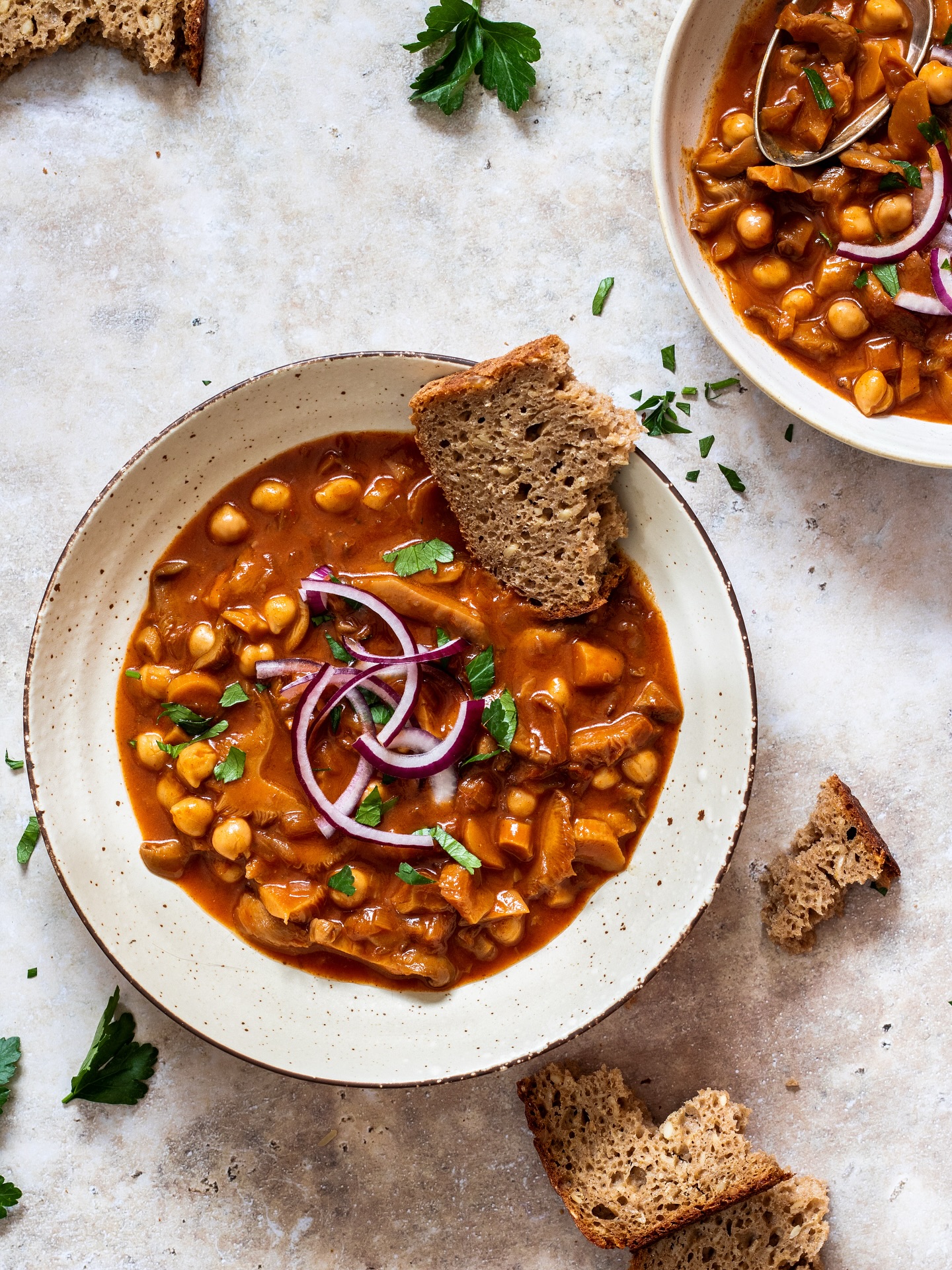 Sychravé počasí se nás bude ještě několik dnů držet, proto se jistě budou hodit hřejivé, syté a zdravé recepty, jako je hlívový guláš s cizrnou. Tu můžete případně vyměnit za červené fazole. ⁠
Na 4 porce potřebujte:⁠
4 cibule⁠
5 lžic řepkového oleje⁠
500-600 g hlívy ústřičné⁠
2 lžičky rajského protlaku⁠
2 stroužky česneku ⁠
1,5 lžíce mleté papriky (může být mix sladké a uzené)⁠
2 bobkové listy⁠
1/2 lžičky mletého kmínu⁠
1,2 l zeleninového vývaru ⁠
sůl⁠
čerstvě mletý pepř⁠
1/2 hrnku vody⁠
2 lžíce hladké mouky⁠
120 sterilované cizrny nebo  vařené (cca 60 g v suchém stavu)⁠
⁠
V širokém hrnci rozehřejete olej a nadrobno nakrájenou cibuli pozvolna za občasného míchání opékejte dohněda. ⁠
Hlívu nakrájejte na plátky. Vsypte do hrnce a míchejte asi 2 minuty.⁠
Do hrnce přidejte protlak, najemno nasekaný česnek, papriku, bobkový list, mletý kmín asi půl minuty až minutu míchejte. Zalijte vývarem, osolte a opepřete a pozvolna vařte 20-25 minut. ⁠
Ve vodě rozmíchejte mouku a vlijte do guláše. Za občasného míchání pozvolna vařte 15-20 minut. ⁠
Nakonec do hrnce přidejte propláchnutou, scezenou cizrnu a krátce vařte.⁠
Před podáváním můžete posypat nakrájenou červenou nebo jarní cibulkou a petrželkou. Jako přílohu můžeme servírovat čerstvé pečivo, knedlíky, rýži nebo bulgur.
#hliva #houby #vegetarianskerecepty #vegetarianskejidlo #veganfood #veganskerecepty #zdravejidlo #jimzsdrave #obed #podzim #jidlo #jidlojelaska #lusteniny #cizrna #chickpeas #zdravyzivotnistyl #zdravevareni #zdravastrava #bezmasa