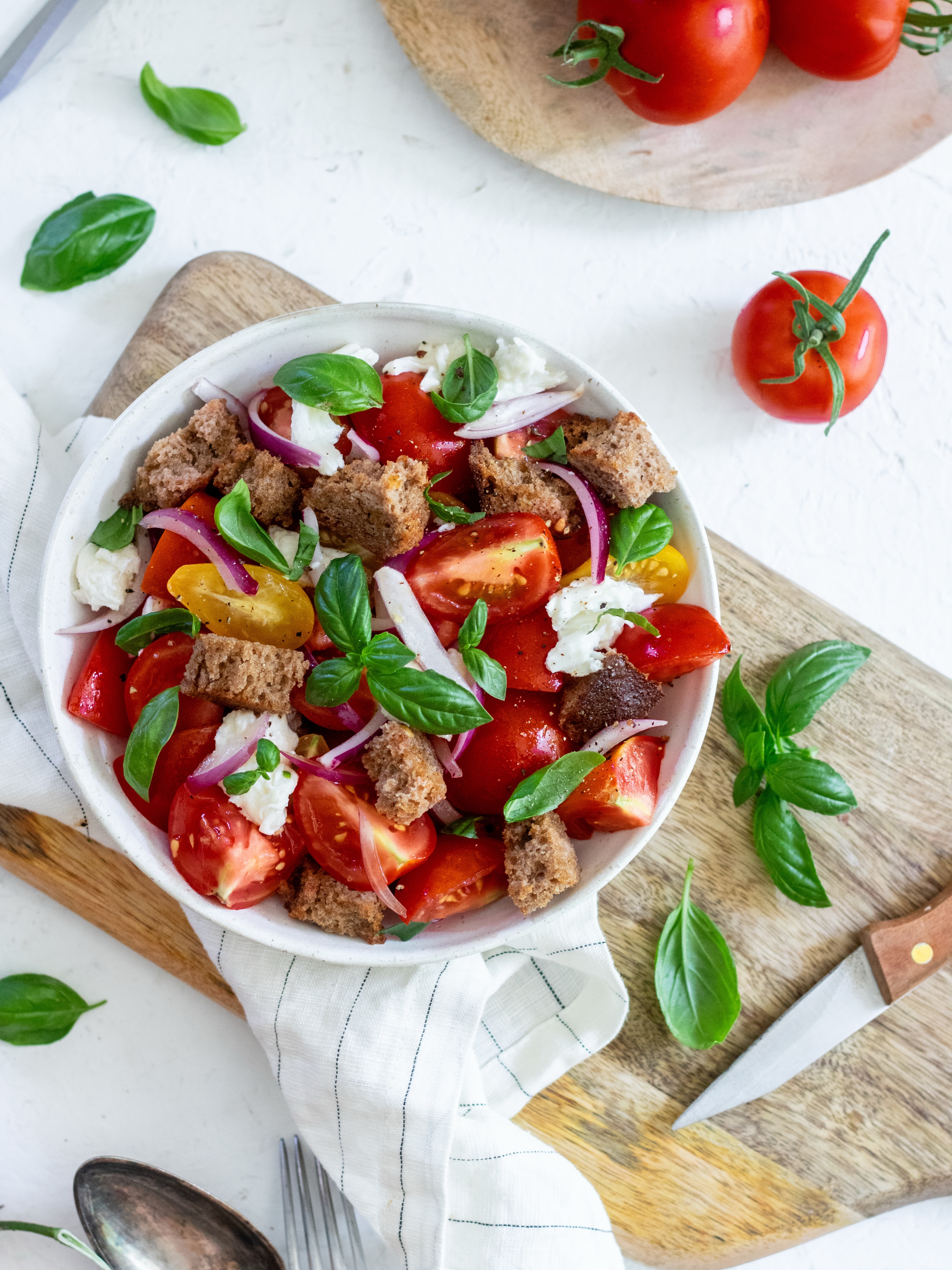 Rajčata na zahrádce dozrávají - jak já se těšila!! 🍅🤩🥳 V chlebníku trčel už takový unavený chleba, tak se vyloženě nabízelo připravit si tenhle italský salát panzanella 🇮🇹🤌 
Potřebujete:
Asi 400 g rajčat 
½ menší červené cibule
1 – 1,5 lžíce olivového oleje + na krutony
0,5 – 1 lžíce červeného vinného (nebo balzamikového) octa
Sůl
Čerstvě mletý pepř
Krajíc chleba (nebo kus bagety)
Bazalka
Mozzarella

Postup:
Rajčata nakrájejte na větší kusy, resp. kusy velikosti sousta a vložte do mísy. Menší rajčata stačí přepůlit větší nakrájejte na čtvrtiny nebo ještě menší kousky. Nekrájejte na příliš malé, aby se při míchání moc nerozpadaly (aby se semínka – tedy ty tekuté středy – příliš neuvolňovaly od dužiny).
Cibuli nakrájejte na jemné měsíčky a přidejte k rajčatům
Zakápněte olejem a octem, osolte a opepřete a zlehka promíchejte. Uložte do lednice na 10 – 15 minut.
Mezitím natrhejte chleba na menší kusy. Na plechu nebo v misce pokapejte olivovým olejem a osolte. Promíchejte a pečte v troubě v režimu horkovzduch na 170 °C cca 7 – 10 minut dozlatova. Vyndejte a nechte zchladnout.
Rajčata vyndejte z lednice. Vmíchejte krutony a nechte v lednici ještě chvilku odpočívat, aby krutony nasákly šťávu. Nakonec obložte sýrem a bazalkou a podávejte.
#zelenina #zdrave #jidlo #salat #zdraverecepty