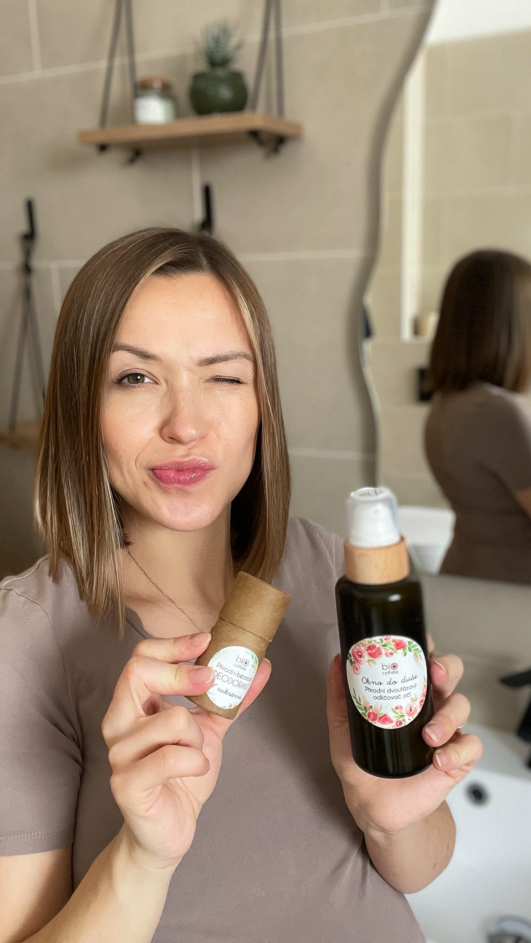 Proč je Biorythme mou nejdéle používanou a nejoblíbenější značkou přírodní kosmetiky?⁠💚
K @biorythmecz mě kdysi přivedla moje kolegyně a kamarádka. Už je to řadu let - v době, kdy jsem iniciativně přírodní kosmetiku nevyhledávala, ale klíčová pro mě byla zkrátka účinnost a funkčnost, mi na ozkoušení věnovala deoš. Bylo to pro mě velké wow - přírodní deodorant, který příjemně a nevtíravě voní, dobře se nanáší, je navíc funkčně naprosto dokonalý a splňuje přesně to, co by měl. 🙏Podrží vás i v náročných situacích💪 a udrží pocit čistoty a svěžesti od rána do večera🌬️🍃Od té doby jedině deoš od Biorythme. Jednou se mi stalo, že jsem si ho zapomněla objednat a byla jsem nucená koupit si na přechodnou dobu jiný. OMG to bylo zklamání a hlavně ten trapas, když jsem poprvé po dlouhé době cítila sama sebe při nějaké schůzce🙈. Tohle se mi s Biorythme nikdy nestalo. Dokonce se mnou zvládl i celý svatební den 💍- den plný emocí a večer plný tance 💃🏼Jo, a navíc balení dlouho vydrží.⁠
Důvod, proč tuhle přírodní kosmetiku používám nejdéle ze všech je, že mě NIKDY nezklamala a moje pleť ji miluje 💚Jemný, ale účinný odličovač Okno do duše skvěle odlíčí oči i make-up z pleti, aniž by mě jakkoliv podráždil a to samé platí o probiotických tonicích na bázi hydrolátů. Pleť je po nich krásně čistá, hydratovaná a jasná. Tonikum neštípe, ani když si tamponkem přejedete přes oči - prostě jemnost i síla v jednom. 👍Já osobně nejvíc používám čisticí a hydratační tonikum, které mi vyhovují i svou vůní a jsou úplně OK pod make-up. Na výběr jich máte ale několik.⁠
A pak tu máme ještě oblíbenou třešničku - ty jejich balzámy. Rtům dodají šťavnatost a nejsou lepivé ani matlavé 👄
⁠
🎁A teď slibovaný dáreček! 💝
Při nákupu nad 500 K na Biortythme.cz si můžete do košíku zdarma přidat malý deo (15 g) dle svého výběru. V košíku zadejte kód zdravezivena a deodorant se odečte z konečné částky. 
#prirodnikosmetika #ceskakosmetika #zdravi  #zdravaplet #barterovaspoluprace