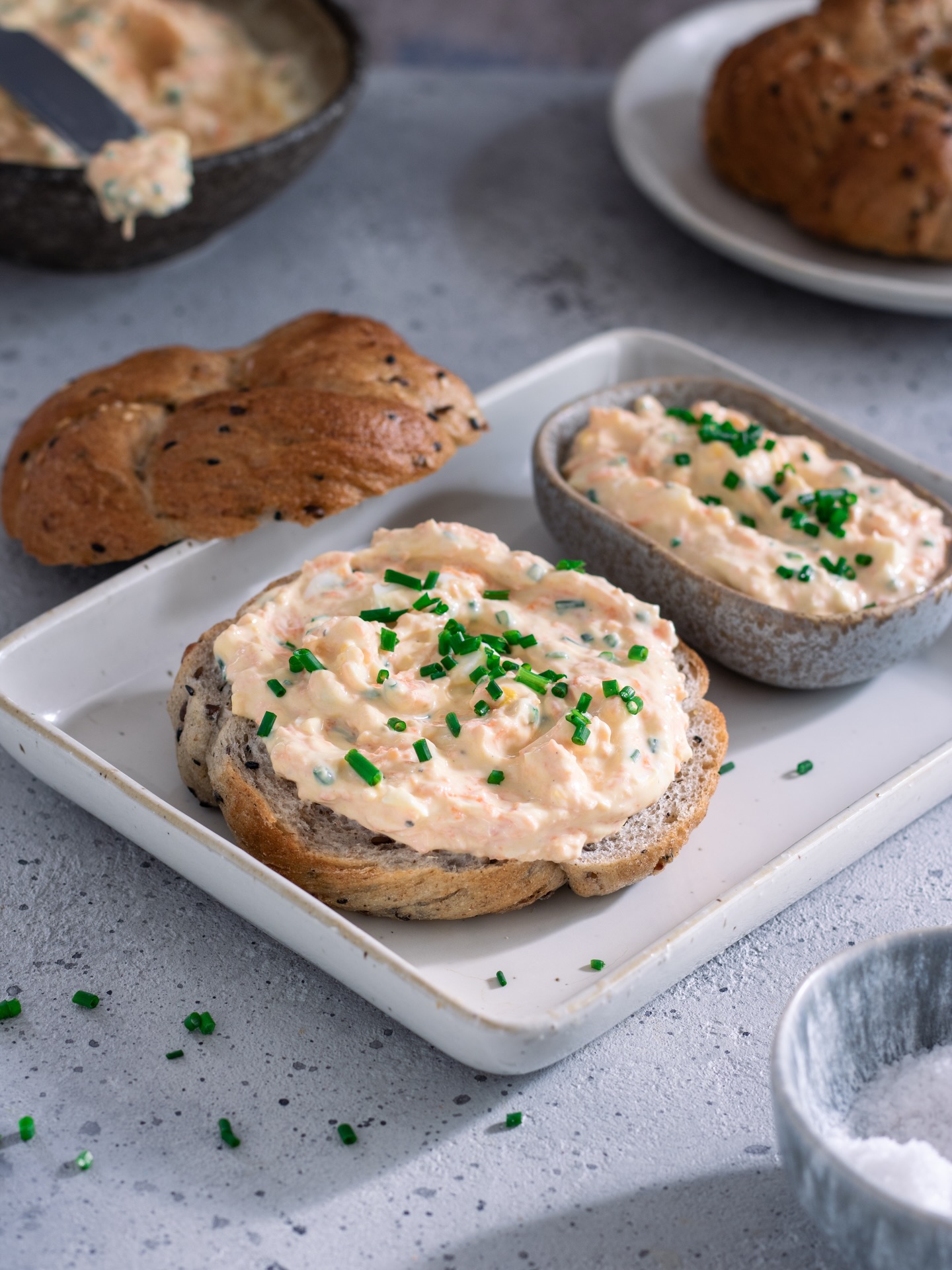 Tak dneska všichni povinně 🙂 #vajickovapomazanka 
Tohle je moje nejoblíbenější verze vajíčkový pomazánky - na cca 150 g farmářského tvarohu nebo žervé dávám asi dvě vajíčka natvrdo (nakrájím nadrobno), 1 střední mrkev (nastrouhám najemno), lžíci bílého jogurtu, 1 rovnou lžíci nakrájené pažitky, 1 plnou lžičku plnotučné hořčice (nebo trochu menší množství dijonské).. osolím, opepřím, zamíchám a labužím si 😉👌🥚
#zdravejidlo #zdraverecepty #zdravi #jidlo 

💚🌸🥚Taky milujete vajíčkovou pomazánku?