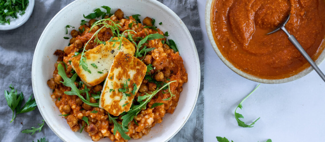 bulgur s omáčkou romesco a halloumi