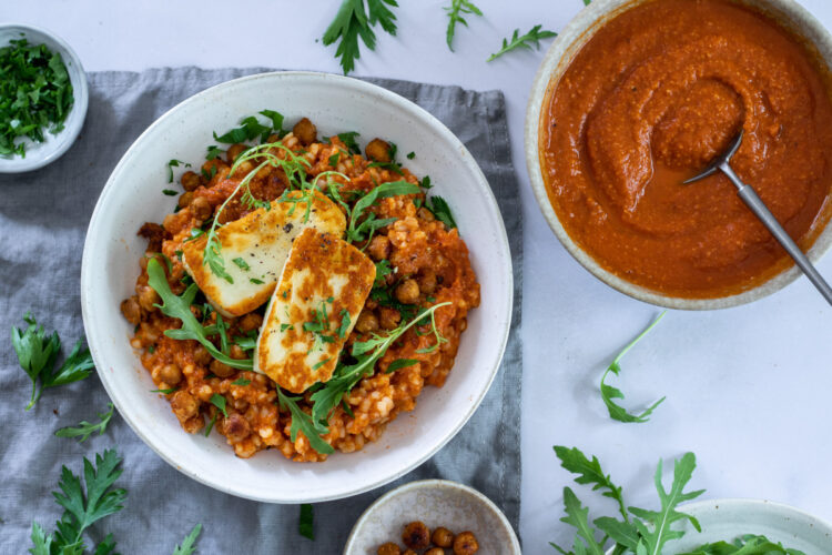 bulgur s omáčkou romesco a halloumi