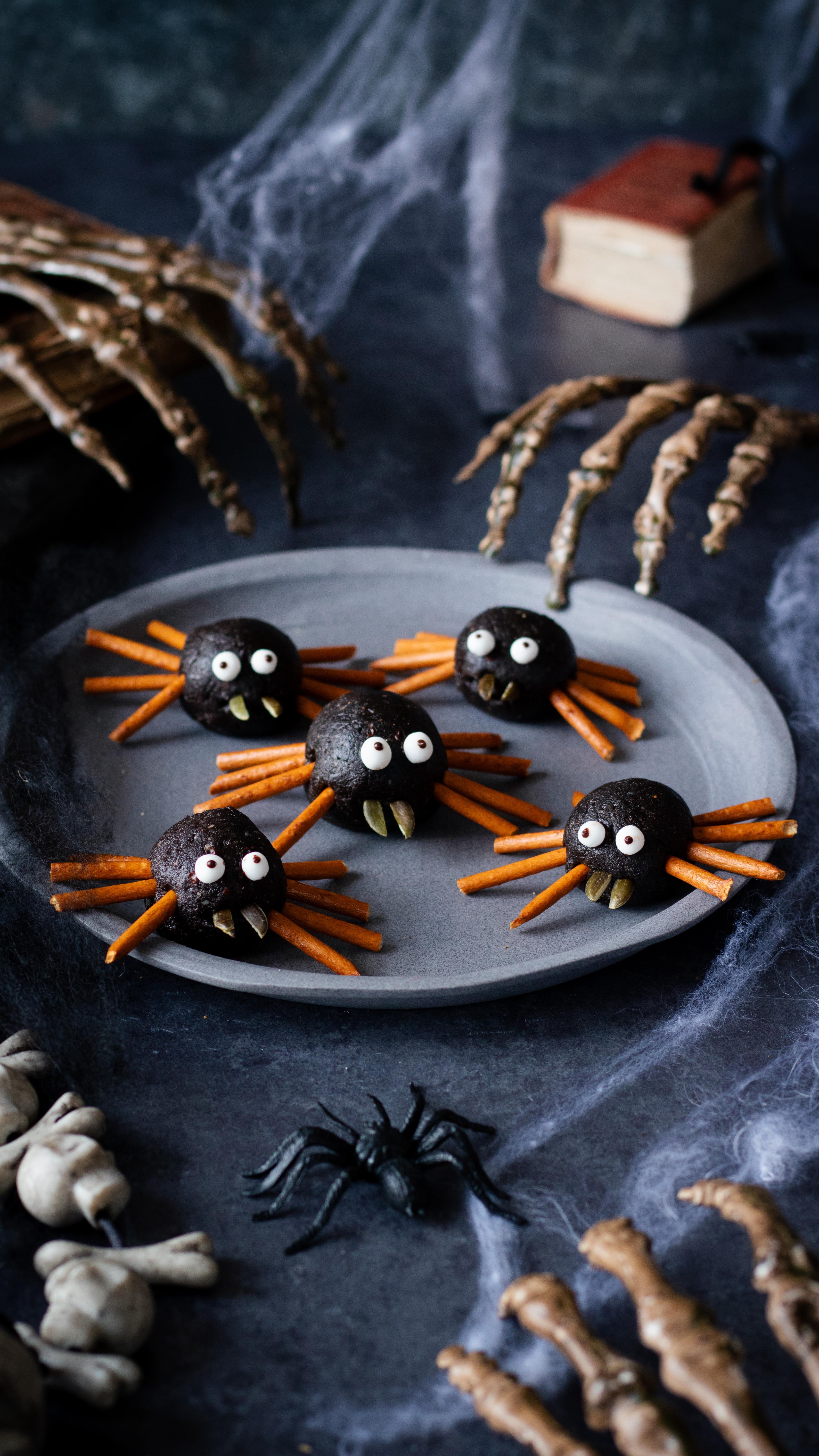 Datloví pavoučci potěší děti na Halloween a dost pravděpodobně si je s vámi budou chtít vyrábět i kdykoliv jindy během roku. 
Sytě tmavé barvy jsem docílila díky černému kakau, nicméně použít můžete i klasické. Cukrová očička můžete koupit hotová, ale dostupnější je v obchodech kousek fondánu, který domalujete čokoládou.
⁠
Na 5 kousků potřebujete:⁠
5 datlí medjool⁠
20 g mandlí⁠
½ lžičky mleté skořice⁠
1 lžička kakaa (ideálně černé)⁠
½ lžičky kokosového tuku⁠
Slané tyčinky ⁠
Dýňová semínka⁠
Fondán⁠
Čokoláda⁠
Můžete použít hotová cukrová očička⁠
⁠
Postup:⁠
Datle vypeckujte a vložte do mixéru.⁠
Přidejte madle, skořici, kakao, kokosový tuk a mixujte, dokud se mandle nerozmělní a ingredience se nespojí do pospolité hmoty. ⁠
Z datlové hmoty vyválejte 5 kuliček. Pokud by se vám hmota špatně vyvalovala, uložte ji na chvíli do mrazáku.⁠
Z fondánu vyválejte 5 malých párů kuliček. Rozpusťte čokoládu a pomocí párátka udělejte na kuličky tečku. Nechte zaschnout.⁠
Do datlových kuliček vsuňte z každé strany po 4 kouscích nalámaných tyčinek.⁠
Dýňová semínka překrojte napůl a oba kousky zasuňte do kuliček v přední části. Nad „kusadla“ z dýňových semínek přilepte pomocí rozpuštěné čokolády připravená očička. ⁠
#halloween #jidlo #prodeti #zdravejidlo #svacinka #svacinkaprodeti #dnesjim #halloweensnacks