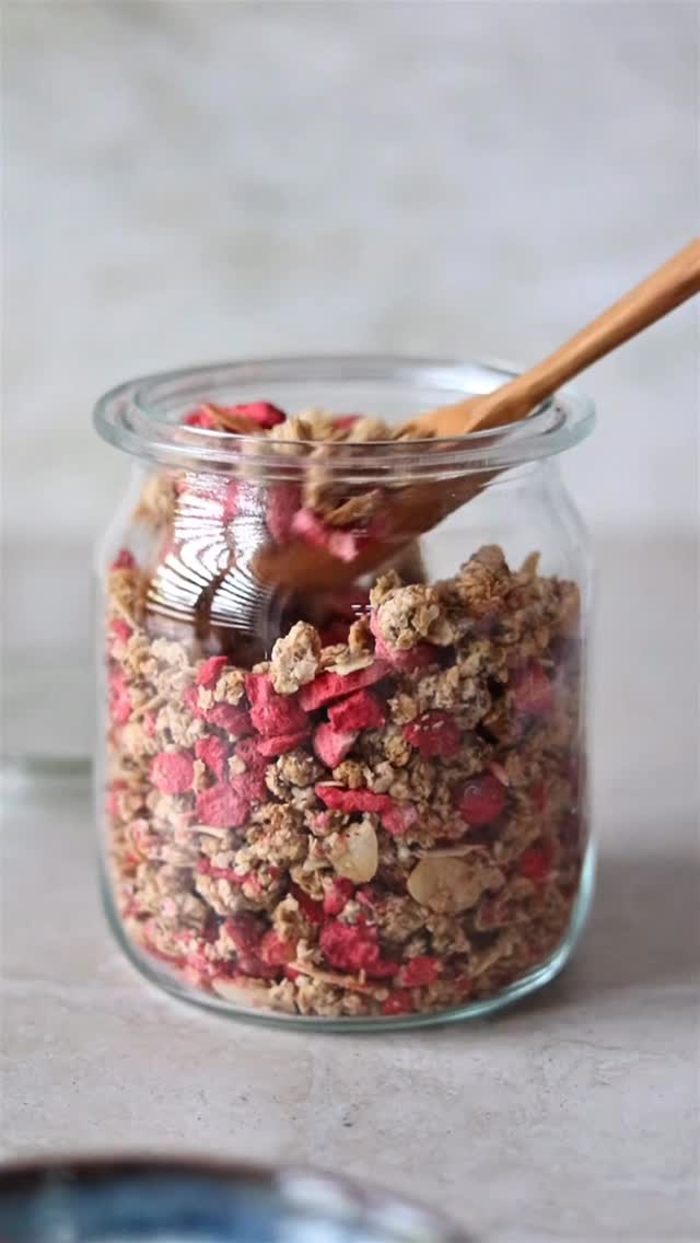 Stalo se to! Neuvěřitelné konstelace zapříčinily, že si ode mě manža přál upéct granolu a ještě jsem za ní sklidila velké ovace! A vzhledem k tomu, že i vás ve stories jahodová granola zaujala, jsem tento recept “od oka” přetavila na funkční recept s gramážemi, takže si ho teď můžete připravit taky :) ⁠
Chtěla jsem docílit drobných “slepenců” v granole, tak mě napadlo využít minutové vločky od Vilgain, které, jak se ukázalo, skvěle fungují nejen na rychlou kaši, ale právě i na granolu. Původní verze pro Honzu byla bez mandlí, protože má trochu alergii na ořechy, ale do této verze už jsem přidala plátkové mandle, které pečením krásně zezlátnou a dostanou fantastickou chuť. Co vám budu povídat - ve spojení s vanilkou to u nás doma vonělo, jako při pečení vánočního cukroví. ⁠
Na granolu potřebujete:⁠
100 g najemno nastrouhaného jablka (ideálně takové, které už není úplně fresh)⁠
50 g javorového sirupu⁠
30 g kokosového oleje⁠
½ lžičky mleté vanilky⁠
Špetka soli⁠
200 g jemných ovesných vloček (ideálně minutových – např. značka Vilgain)⁠
20 g chia semínek⁠
40 g mandlových lupínků⁠
30 g lyofilizovaných jahod⁠
⁠
Postup:⁠
Najemno nastrouhané jablko smíchejte ve větší míse s javorovým sirupem, rozpuštěným, zchladlým kokosovým olejem, vanilkou a drobnou špetkou soli.⁠
Do mísy vsypte ovesné vločky, chia semínka a míchejte, aby se vločky směsí obalili. Nejlépe to půjde rukama. ⁠
Nakonec do směsi vmíchejte mandlové lupínky.⁠
Směs rozprostřete na plech vyložený pečicím papírem. Větší kusy rozbijte, menší můžete nechat slepené. Při 150 °C v režimu horkovzduch pečte 30 minut, přičemž každých 10 minut dobře obraťte a promíchejte. Ke konci pečení kontrolujte raději častěji, aby se granola nespálila.⁠
Do ještě vlažné granoly přidejte nalámané lyo jahody. Vychladlou granolu přendejte do uzavíratelné sklenice.⁠
⁠#granola #zdravasnidane #jidlo #zdraverecepty #jimzdrave