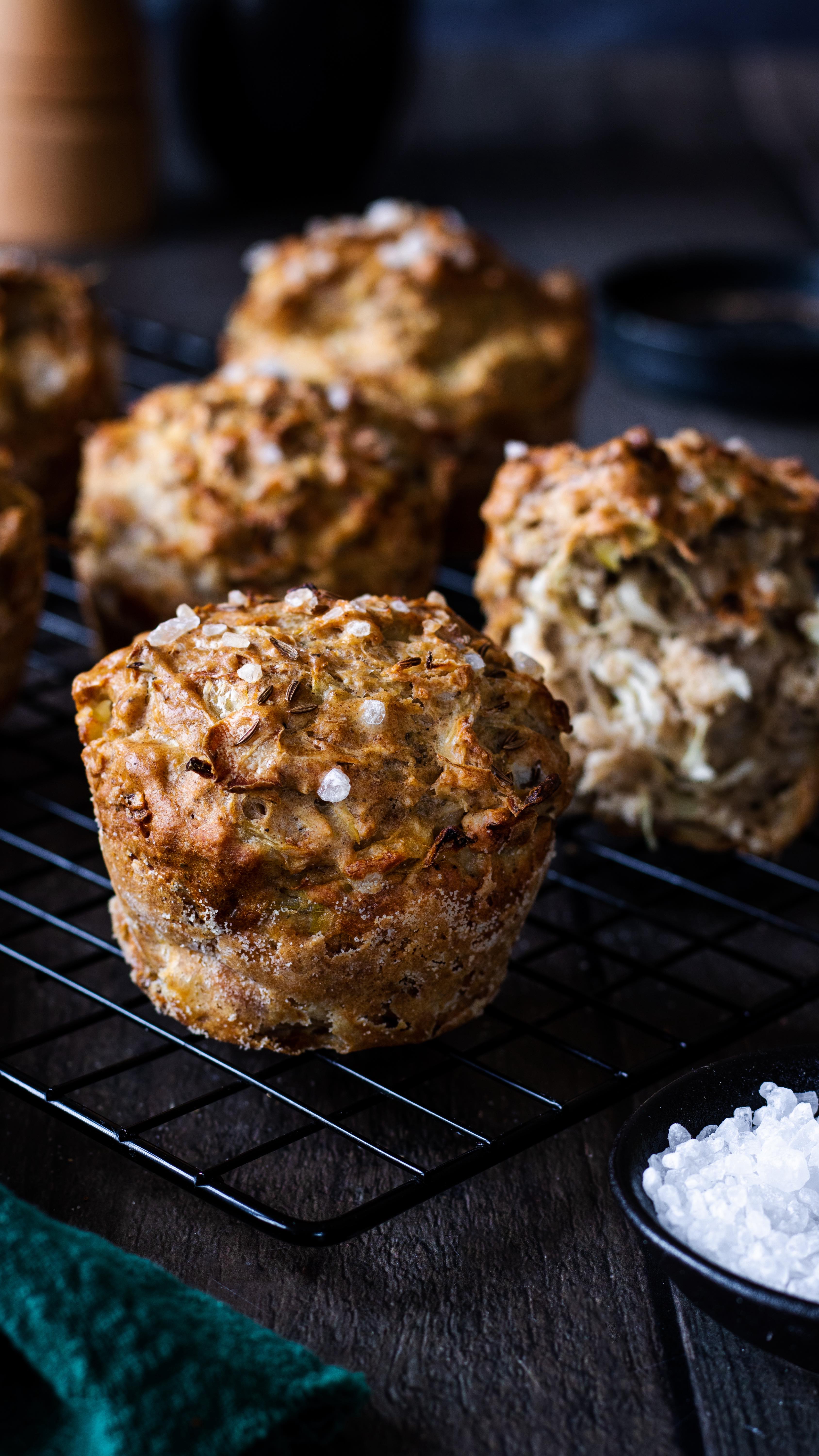 Kysané zelí je super zdravá potravina, kterou tradičně mívali naši předci jako posilovač imunity na zimu vždy po ruce. Kysané zelí obsahuje vysoké množství vitaminu C (i jiných skupin) a probiotika. Přestože má pro tělo velmi přínosný vliv, mám pocit, že se u nás v Česku příliš nekonzumuje. Proto doufám, že s receptem na zelníky se u vás konzumace zvýší a když ještě vyzdvihnu zelí Samir z Libereckého kraje, které nese značku @regionalnipotravina , zařadíte ho do jídelníčku více i v té nejprospěšnější syrové podobě. Tohle zelí je totiž krásně křehké a především není tolik kyselé. Takže úšklebky stranou 😃. ⁠
Zelníky si můžete upéct i ve hranaté formě a pak rozkrájet na jednotlivé porce.⁠
Na 7 - 8 porcí potřebujete:⁠
1 trochu větší cibule⁠
Olivový olej⁠
230 – 250 g vymačkaného kysaného zelí⁠
150 ml vody⁠
2 vejce⁠
2 větší stroužky česneku⁠
180 g celozrnné špaldové mouky⁠
1/2 lžičky sody⁠
1 menší lžička kypřicího prášku bez fosfátů⁠
1 menší lžička soli⁠
1 lžička majoránky⁠
1 lžička mletého kmínu⁠
Špetka čerstvě mletého pepře⁠
Máslo a hrubá mouka na vymazání a vysypání muffinového plechu⁠
Kmín a hrubozrnná sůl na posypání⁠
⁠
Postup:⁠
Cibuli nakrájejte nadrobno. Do pánve nalijte 2 – 2,5 lžíce oleje. Cibuli opékejte dozlatova.⁠
Dobře vymačkané kysané zelí vložte do větší mísy. Přilijte vodu, vejce a 2 lžíce oleje. Přidejte prolisovaný česnek a pomocí stěrky stáhněte z pánve osmahnutou cibulku s olejem. Dobře promíchejte. Zmačkané zelí se tak znovu rozepne a dobře se rozmíchá. ⁠
Ve vedlejší misce promíchejte mouku, sodu, kypřicí prášek, sůl, majoránku, kmín a pepř.⁠
Sypkou směs vsypte do mísy se zelnou tekutou směsí a důkladně vařečkou promíchejte. ⁠
Plech na muffiny vytřete kouskem másla a vysypejte hrubou moukou.⁠
Do každého důlku v plechu vložte část těsta, aby povrch sahal asi 1 – 2 cm pod okraj. Povrch posypejte kmínem a hrubozrnnou solí. ⁠
Pečte při 180 °C v režimu horkovzduch asi 30 minut.⁠
Po upečení nechte chladnout v plechu. Až zelníky z větší části vychladnou, vyjměte je z plechu a nechte dostydnout na mřížce.⁠
@foodblogroku ⁠
#fbr_mujregionnataliri #regionalnipotravina #potravinyknezaplaceni ⁠
#zelniky #kysanezeli #peceni #slanepeceni #pecivo #jidlo
