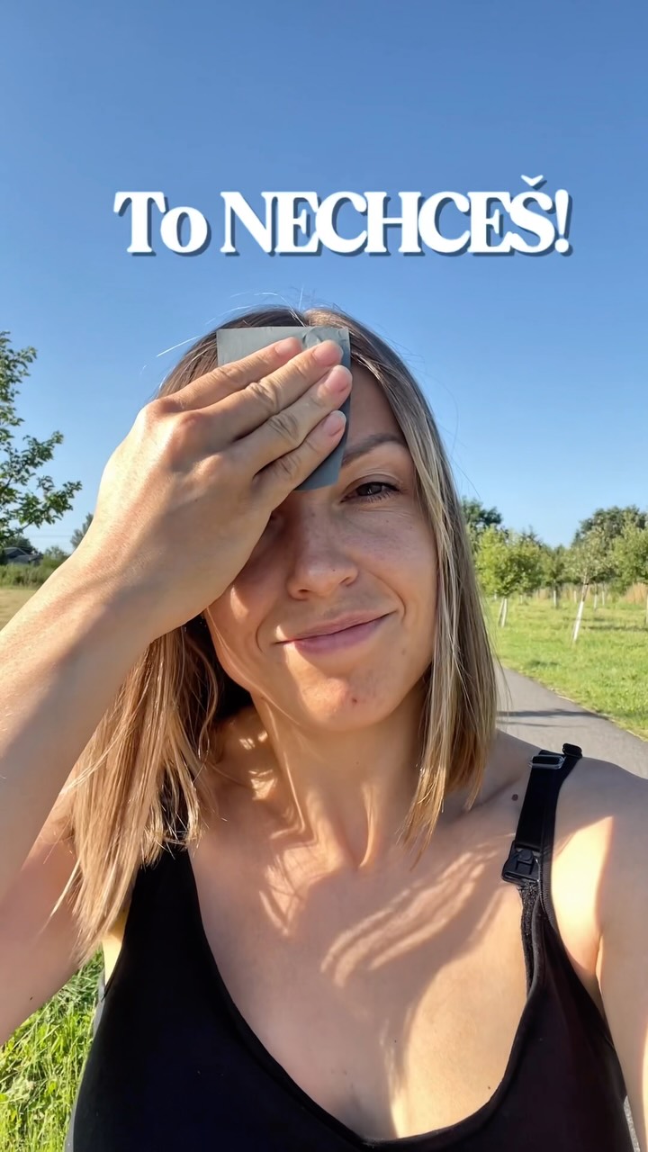 Teploučko co? 🔥Nejedna z nás proto jistě ocení matující pleťové papírky od @biorythmecz 💚 Díky nim se můžeme cítit krásné a "nemastné" v make-upu i bez něj. 🥰 Stačí přiložit na tvář a papírek dokonale odsaje přebytečný maz a pleť zmatní. A nebojte, pokud používáte make-up, papírek ho vůbec nesetře ani nijak nenaruší. 
Tahle novinka od mojí oblíbené přírodní kosmetiky Biorythme je takový malý pomocník s velkou účinností - kvalitní jako všechny jejich produkty. 👍Mezi moje největší oblíbence patří taky tonika - večer používám čistící a ráno hydratační + deoš, který používám už roky! 
👉A vy můžete k nákupu nad 500 Kč získat i jeden mini deoš (15g) ZDARMA dle vlastního výběru. Stačí do objednávky zadat kód zdravezivena, do košíku ho přihodit a je váš 🙂💚👍 V kabelce obzvlášť v létě jako když najdeš😃
#barterovaspoluprace #prirodnikosmetika #beautytip #zdravyzivotnistyl #budkrasna