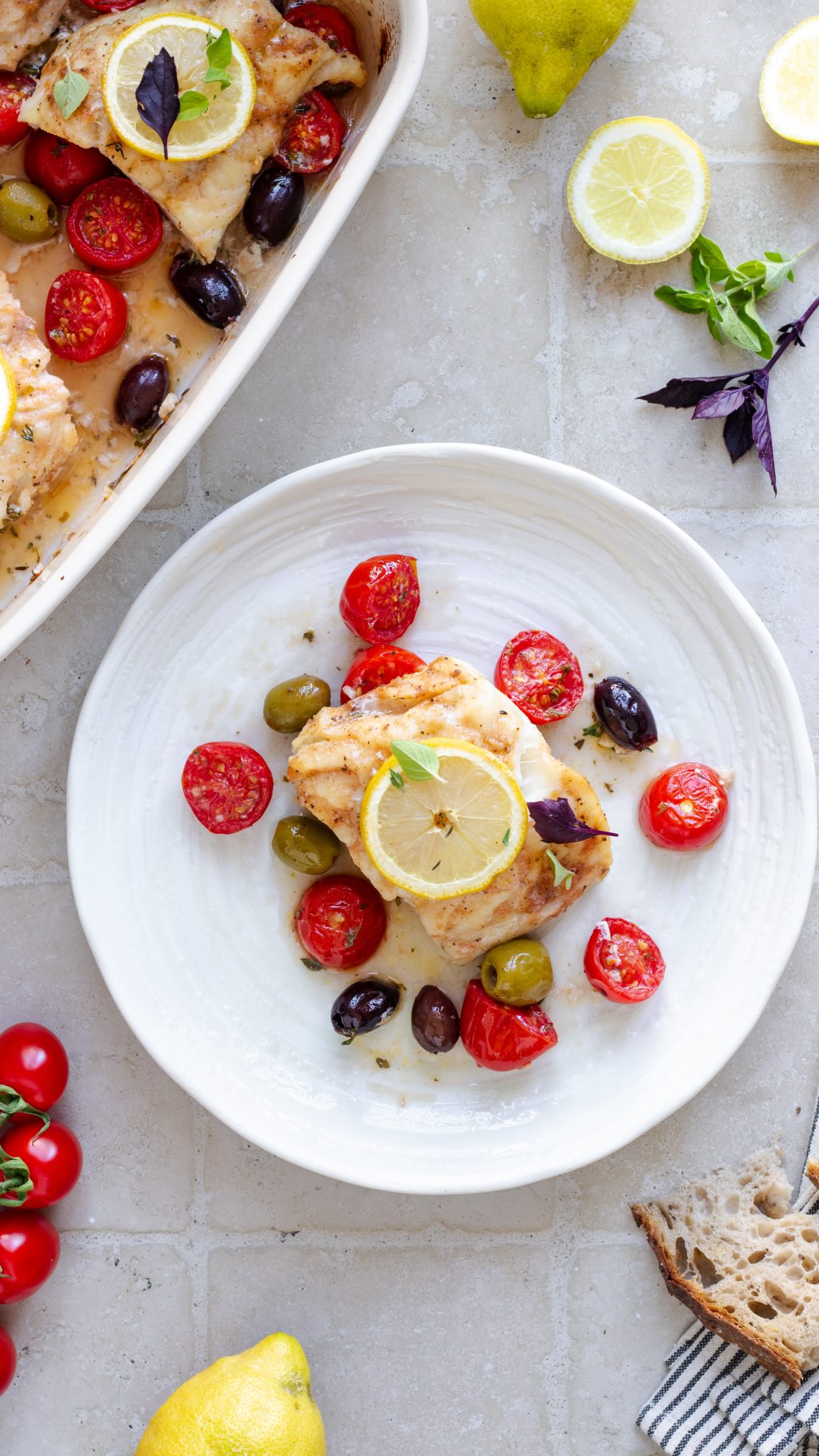 Poslední recept je jednou z prvních myšlenek, která mě při první zkušenosti s @fermato.cz napadla. Ač se to zdá možná praštěně, tato zálivka s fermentovaným kampotským pepřem a citronovou kůrou skvěle funguje jako marináda na rybu, konkrétně tedy na tresku. 🐟👌
Tenhle recept je víceméně totožným receptem, který najdete v mé kuchařce Vaříme lehce - je to zkrátka moje oblíbená úprava ryby. Pečením se na dně pekáčku vytvoří naprosto úžasná šťáva, takže naprosto doporučuju podávat s dobrým chlebem! 😍Talíř tak budete moct vyluxovat do poslední kapky.⁠
#fbr_fermatonejendosalatu #fermato #chutnato #nejendosalatu zdravejidlo @foodblogroku 
Pečená treska s rajčaty a olivami⁠
Na 2 porce potřebujete:⁠
2 porce tresky bez kůže (na porci počítejte 150 – 200 g tresky)⁠
Sůl⁠
Fermato s fermentovaným pepřem a citronovou kůrou⁠
Olivový olej⁠
500 g cherry rajčat⁠
1 hrst zelených oliv⁠
1 hrst oliv kalamata⁠
Mix bylinek – použila jsem rovnou lžíci tymiánu a oregana (můžete použít i rozmarýn, bazalku..)⁠
Citrony⁠
Pokud máte, můžete přidat červenou cibuli⁠
⁠
Postup:⁠
Tresku lehce osolte a sůl do masa vmasírujte. Každou porci ryby přelijte z obou stran lžící Fermato s pepřem a pokapejte trochou oleje. ⁠
Cherry rajčata přepulte a vložte do zapékací mísy. Přidejte olivy, najemno nakrájené bylinky, špetku soli, zakápněte lžící citronové šťávy a oleje a promíchejte. Pokud chcete, přidejte na klínky nakrájenou červenou cibuli. Pak je ale lepší zeleninu předpékat cca 10 minut před rybou.⁠
Na zeleninu vyskládejte porce ryby. Citron nakrájejte na plátky a na každou porci ryby položte jeden plátek. ⁠
Pečte při 200 °C 20 – 25 minut.⁠