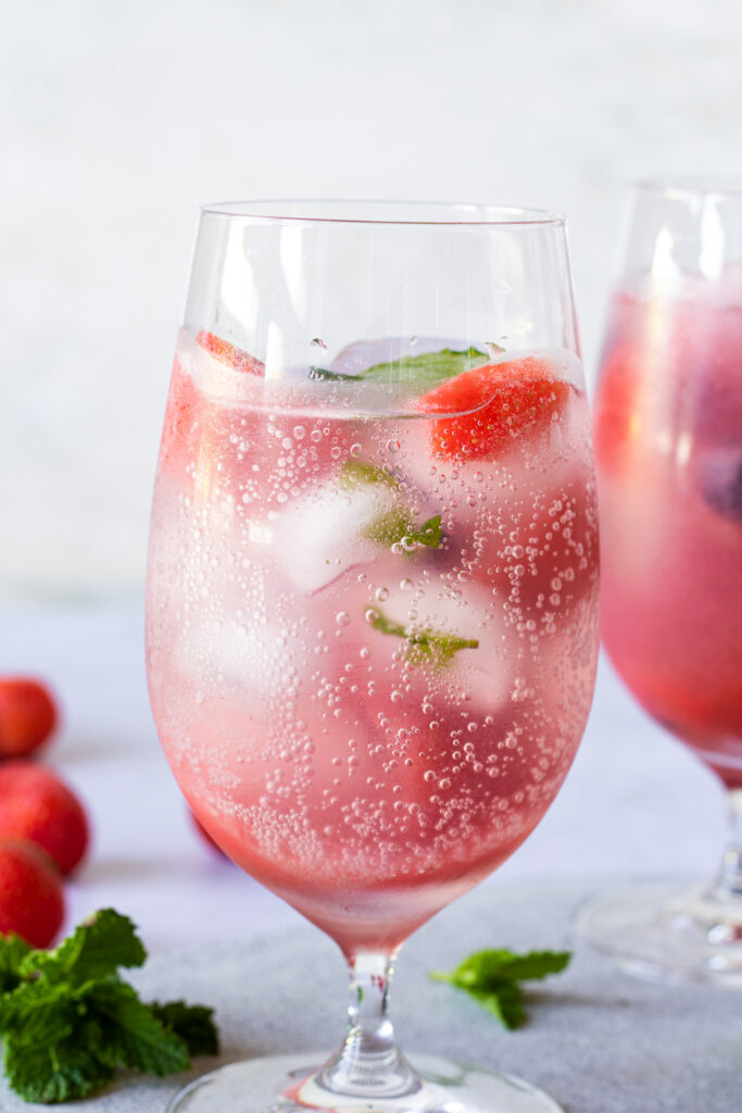 osvěžující jahodová limonáda s mátou