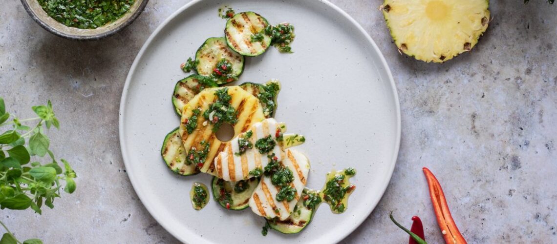 Grilovaný ananas s halloumi