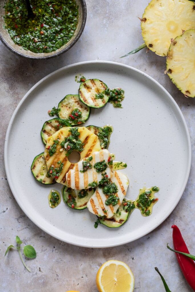 Grilovaný ananas s halloumi