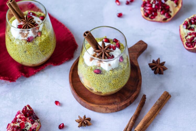 zlatý chia pudink s dušeným ovocem