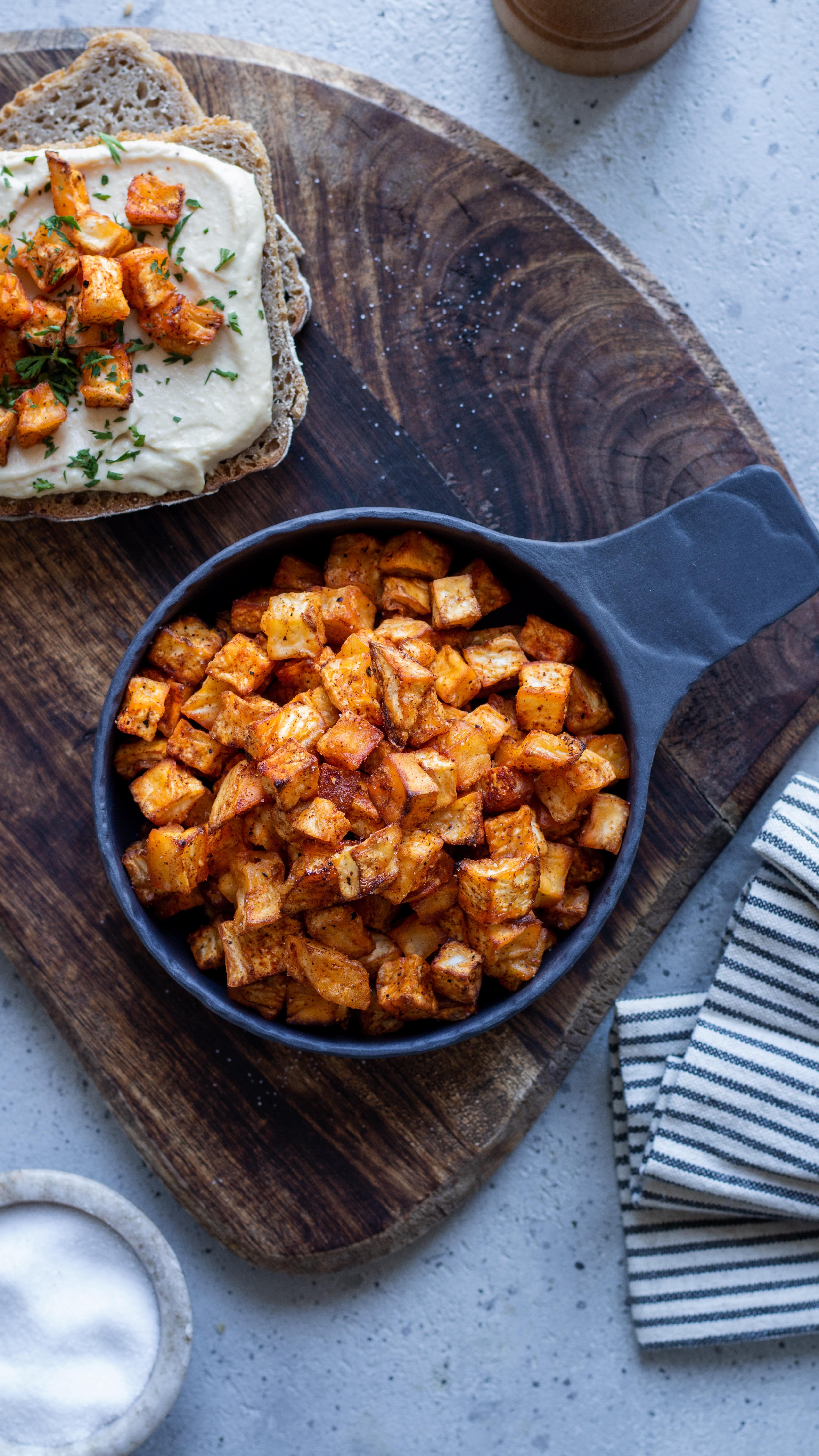 Není vše tak, jak se na první pohled zdá. ⁠
S blížícím se masopustem jsem připravila něco “speciálního” :) Jak víme, masopust byl tradičně dost svázán se zabíjačkami a zabíjačkové produkty zůstaly oblíbené dodnes. Tedy..jak u koho. Já je třeba nevyhledávám a tak jsem si říkala, že k blížícím se oslavám připravím něco “netradičního” :) veganskou alternativu škvarků - celerové škvarky, které příjemně uzeně voní, se těm vepřovým na první pohled celkem podobají. A krom toho, že se dají zobat samostatně, nebo jimi můžete obložit chléb s dobrou pomazánkou, se z nich dá připravit suprová škvarková pomazánka! Jak? To vám ukážu zítra. ⁠
⁠
Celerové škvarky⁠
Ingredience: ⁠
300 g oloupaného celeru (bulvového)⁠
200 – 250 ml řepkového oleje⁠
1/3 lžičky uzené mleté papriky⁠
Sůl⁠
Čerstvě mletý pepř⁠
⁠
Postup:⁠
Celer nakrájejte na kostičky o hraně 1 – 1,5 cm. ⁠
V pánvi rozpalte asi centimetrovou vrstvu oleje a celer vsypte do pánve. Smažte asi 15 – 17 minut, dokud nebude mít celer zlatavou barvu. Během té doby obracejte, aby se rovnoměrně opékal. Dobré je použít na to 2 obracečky (žáruvzdorné), kterými lze kostičky lépe překlápět. ⁠
Na dno mísy složte papírovou utěrku. Děrovanou naběračkou vyndávejte osmažený celer a vkládejte do mísy. Není účelem vysát z celeru co nejvíce tuku, proto nerozprostírejte na talíř vyložený papírovou utěrkou, ale nechte jen z hromádky stéct přebytečný tuk do ubrousku vespod. Ten pak vytáhněte a celer posypejte paprikou, větší špetkou soli a pepře. Dobře promíchejte, aby se kostičky v koření dobře obalily.⁠
Celer rozprostřete na plech vyložený pečicím papírem. Vložte do trouby vyhřáté na 200 °C v režimu horkovzduch a pečte 3 minuty. ⁠
⁠#zelenina #bezmasa #veganske #zdravejidlo #jidlo