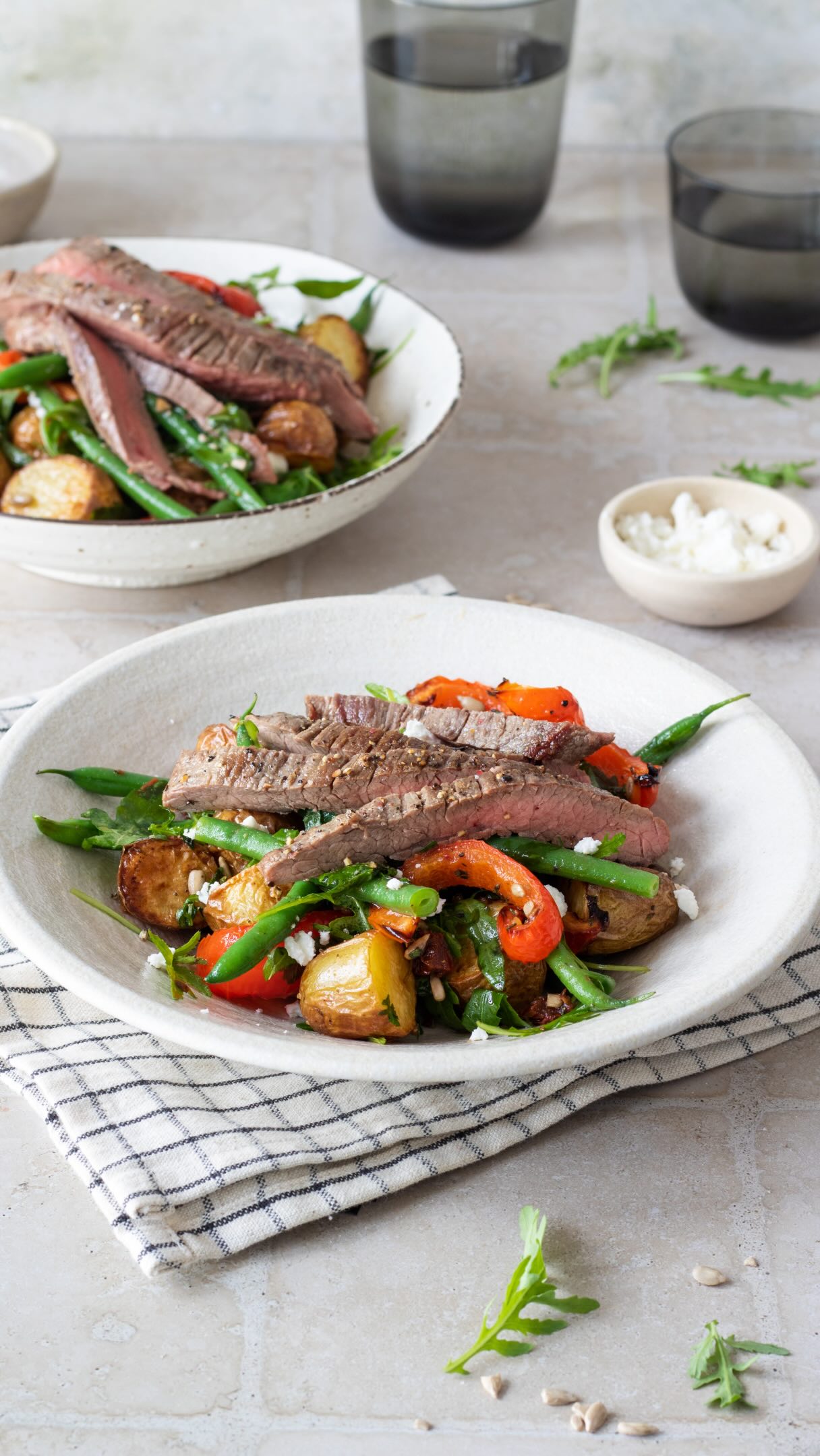 Když steak, tak s pepřem. Když pepř, tak kampotský. Když salát ke steaku, tak ten s @fermato.cz s fermentovaným pepřem a citronovou kůrou. Tuhle specialitu doporučuje 10 z 10 Martin i její manžel, kterej je dost vybíravej a jen tak něco mu k chuti nepřijde. Nikdo nemůže říct, že by se tohohle úžasnýho salátu z pečených brambor nenajedl. Snad si jen může povzdychnout, že už žádný nezbyl. Tenhle totiž rozhodně ladem nezůstane. Navíc se ho nikdy ani nepřejíte. ⁠👌
#fbr_fermatonejendosalatu #fermato #chutnato #nejendosalatu #zdravejidlo @foodblogroku 
Salát z pečených brambor⁠
Na 2 porce potřebujete:⁠
1 hovězí pupek o váze 330 – 350 g⁠
400 g drobných brambor⁠
Olej⁠
Sůl⁠
1 červená paprika⁠
100 g zelených fazolových lusků⁠
2 hrsti rukoly⁠
1 plná lžíce nakrájených sušených rajčat v oleji⁠
1 lžíce slunečnicových semínek⁠
1 lžička najemno nakrájeného tymiánu⁠
Fermato s fermentovaným pepřem a citronovou kůrou⁠
Feta sýr⁠
Kampotský pepř⁠
⁠
Postup:⁠
Hovězí pupek vyndejte z lednice asi 30 minut před přípravou. Potřete jej olejem a opepřete z obou stran. Nechte odpočívat.⁠
Brambory omyjte, přepulte a v míse s vodou ještě znovu omyjte. Poté dobře osušte papírovou utěrkou. V míse zakápněte cca 1,5 lžíce oleje (můžete použít např. rafinovaný olivový nebo řepkový), osolte a promíchejte. Pokud máte horkovzdušnou fritézu, můžete brambory péct v režimu grilování při 230 °C asi 15 minut. Případně je rozprostřete na plech vyložený pečicím papírem a v troubě pečte při 210 °C v režimu horkovzduch dozlatova. Bude to trvat asi 25 minut.⁠