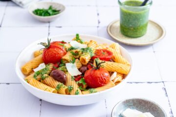 těstoviny s pečenými rajčaty a pestem