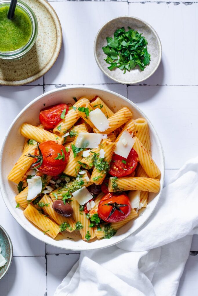 těstoviny s pečenými rajčaty a pestem