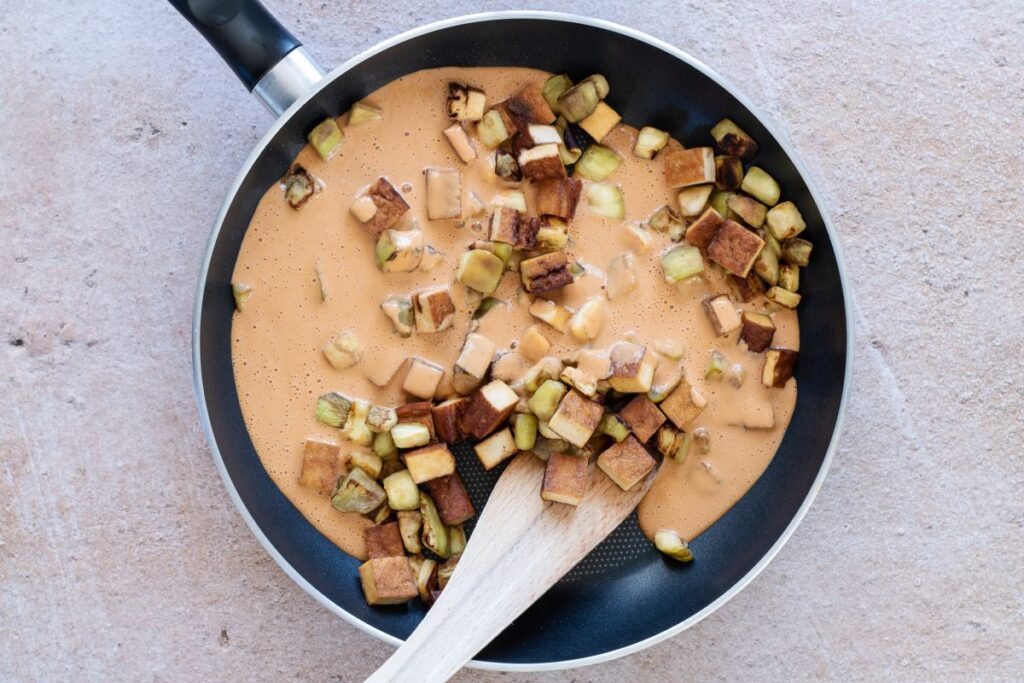 lilek s tofu v arašídové omáčce