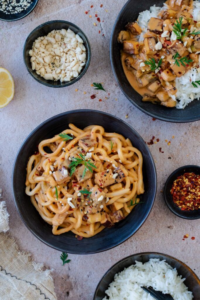 lilek s tofu v arašídové omáčce