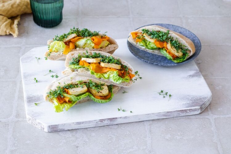 pita sendvič plněný mrkví a tofu
