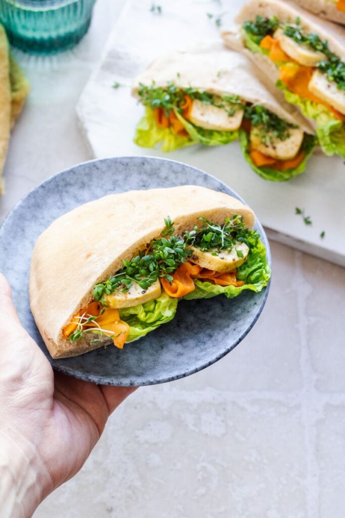 pita sendvič plněný mrkví a tofu