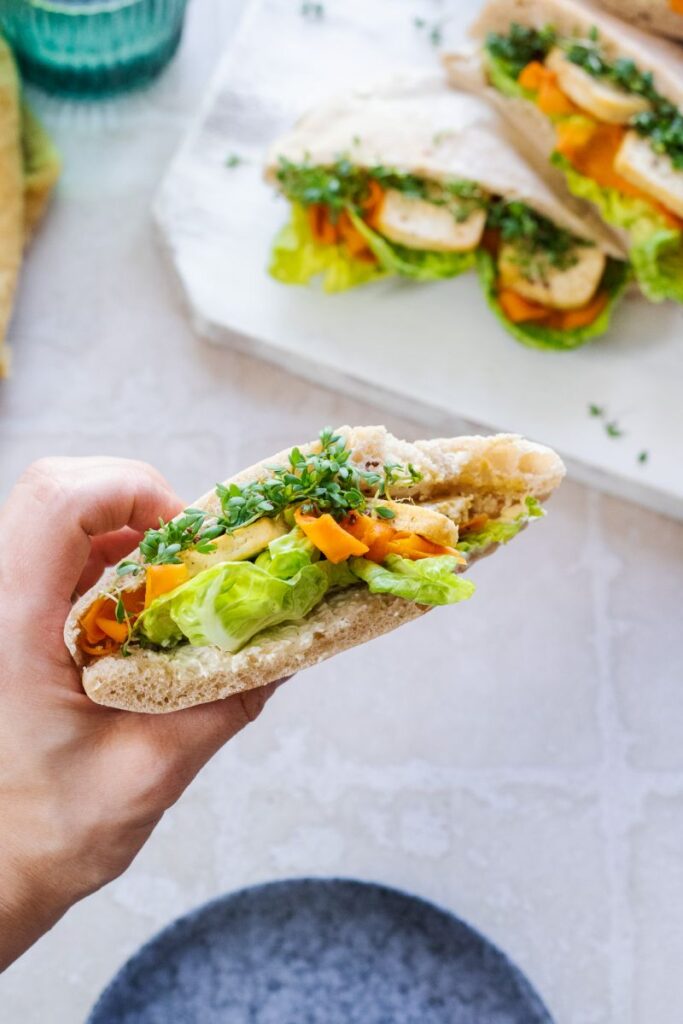 pita sendvič plněný mrkví a tofu
