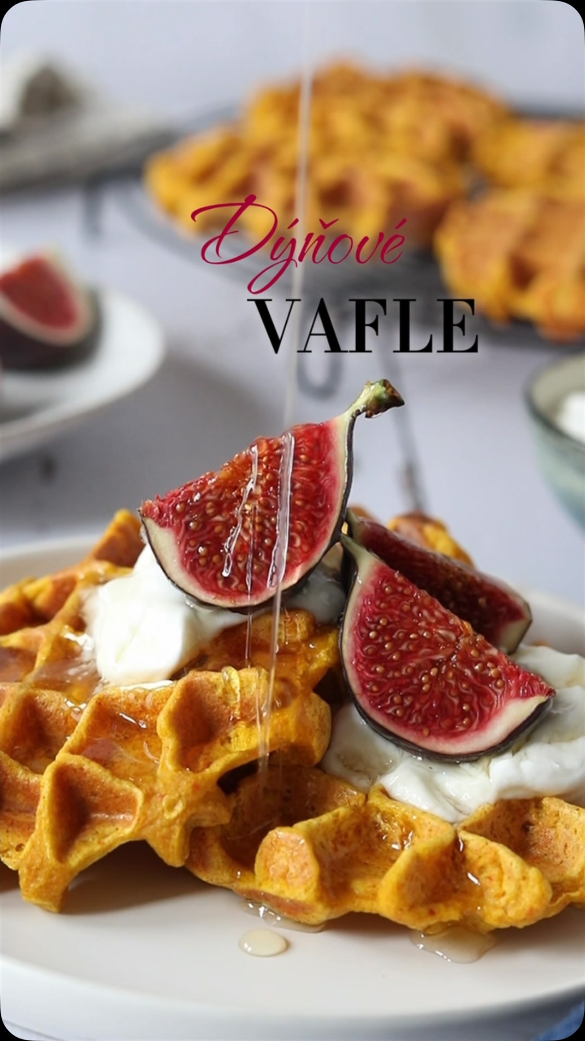 Jestli na vás v lednici číhá dýňové pyré, tohle je přesně ten recept, který musíte vyzkoušet 🤩Pokud ho ještě nemáte, stojí tyhle vafle za to si ho připravit (podle receptu připnutého nahoře ve feedu to snadno zvládnete). Vafličky jsou krásně vláčné, měkké a voňavé 🧡🙏🏼 Miluju je s fíky, ale perfektně budou chutnat třeba i se švestkami. Jakému ovoci dáte přednost vy? 🙂

RECEPT ⁠
Ingredience:⁠
• 200 g dýňového pyré⁠
• 2 vejce⁠
• 150 ml mléka⁠
• 2 lžíce čekankového sirupu⁠
• ½ lžičky skořice⁠
• ¼ lžičky kardamomu⁠
• ¼ lžičky muškátového oříšku⁠
• 150 g špaldové mouky⁠
• ½ lžičky kypřicího prášku do pečiva⁠
• špetka soli⁠
• trochu oleje na potření vaflovače⁠
⁠
POSTUP:⁠
1. Dýňové pyré prošlehejte s vejci, mlékem, čekankovým sirupem a kořením.⁠
2. Přidejte špaldovou mouku, špetku soli a kypřicí prášek. Důkladně promíchejte, aby se všechny ingredience dobře propojily.⁠
3.Vaflovač můžete lehce potřít olejem a poté do něj naneste přiměřené množství těsta.⁠
4. Vafle opékejte dozlatova.⁠
5. Servírujte například s čekankovým nebo javorovým sirupem, jogurtem a fíky.⁠
#vafle #zdravejidlo #dyne #dynovepyre #snidane