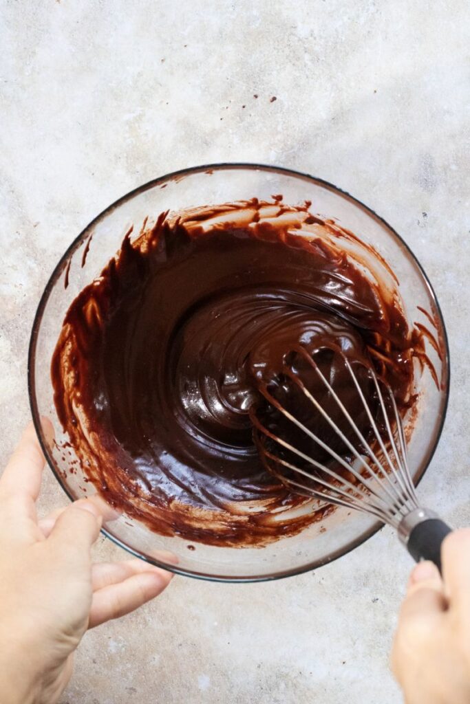 příprava datlových brownies - ganache