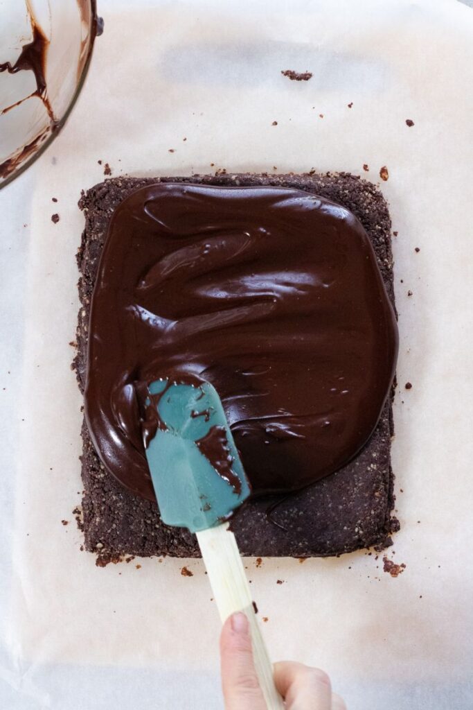 příprava datlových brownies - potírání ganache
